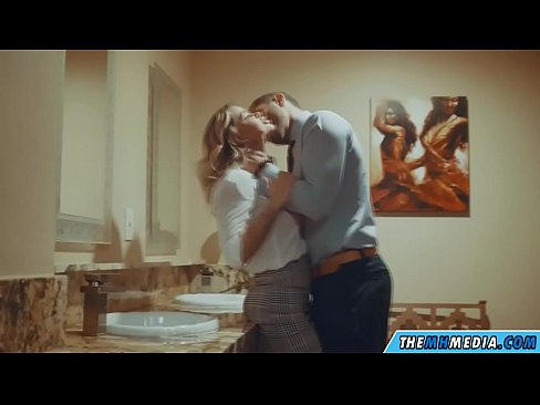 ❤️ Pamene blonde wabusty akunyengererani m'chimbudzi cha anthu onse Zolaula zapamwamba pa ny.porngipfy.ru  ❌❤